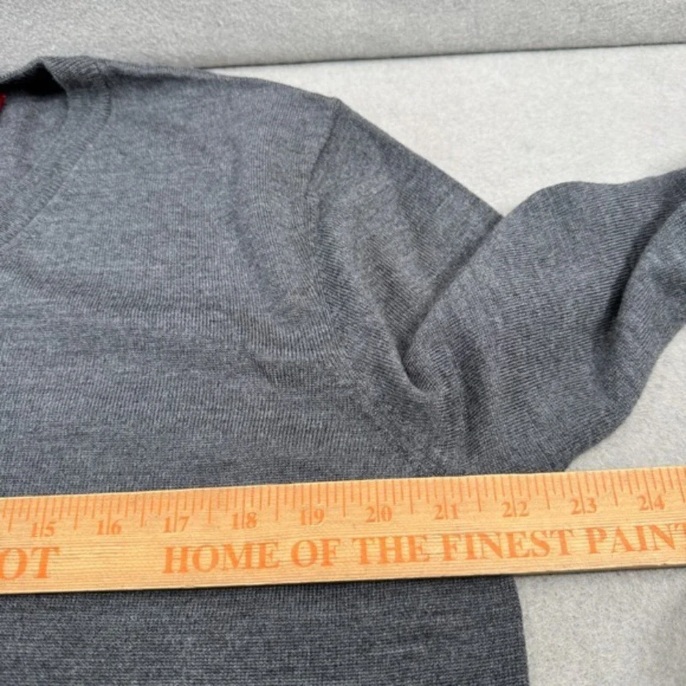 UNTUCKit Mens Spitler Sweater Size Medium‎ Gray V-Neck 100% Merino Wool Pullover